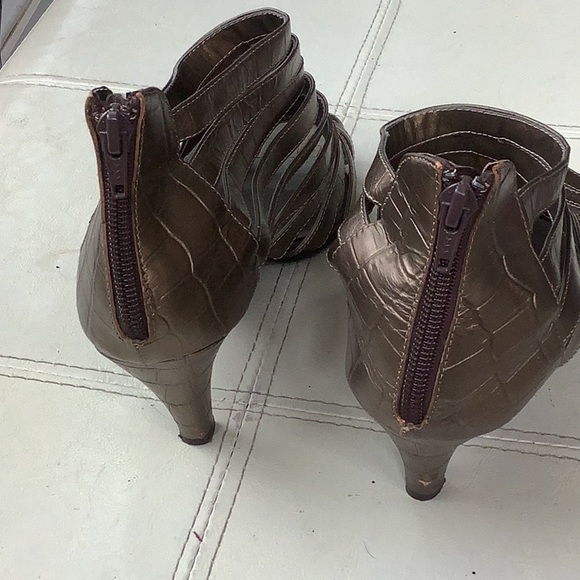 Pewter color Strapped sandals - Picture 9 of 15